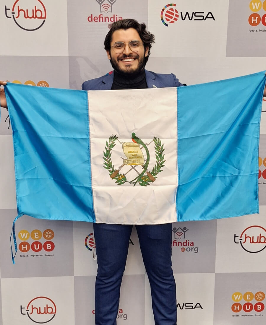 Oscar Morales Cuellar firmando alianza estrategica de tecsify con el CONCYT del gobierno de Guatemala