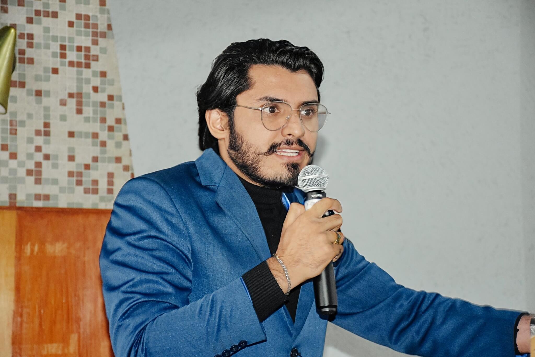 Oscar Morales Cuellar durante una charla sobre innovación al recibir una distinción en la USAC