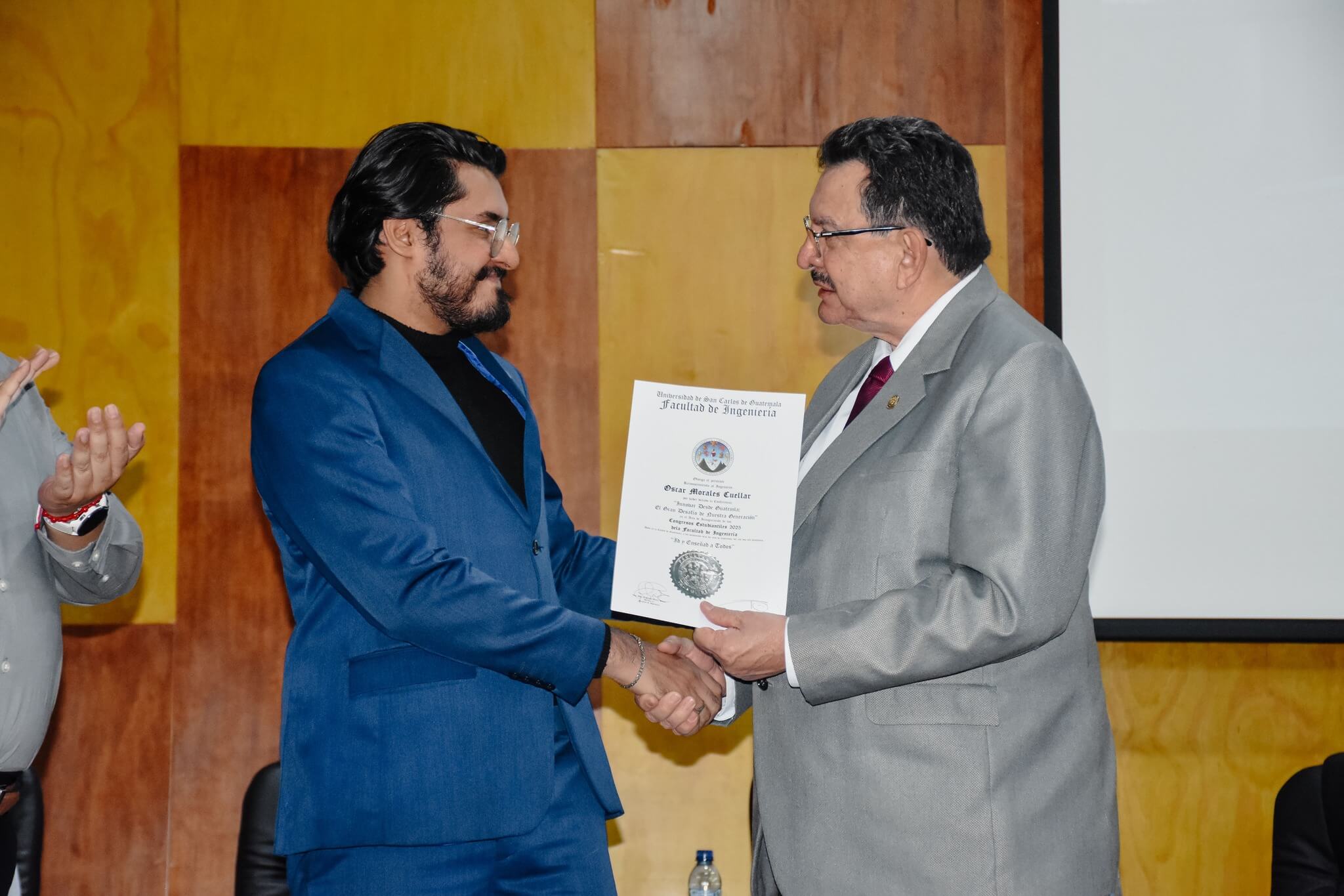 Oscar Morales Cuellar recibe la Orden al Mérito de la Universidad de San Carlos de Guatemala