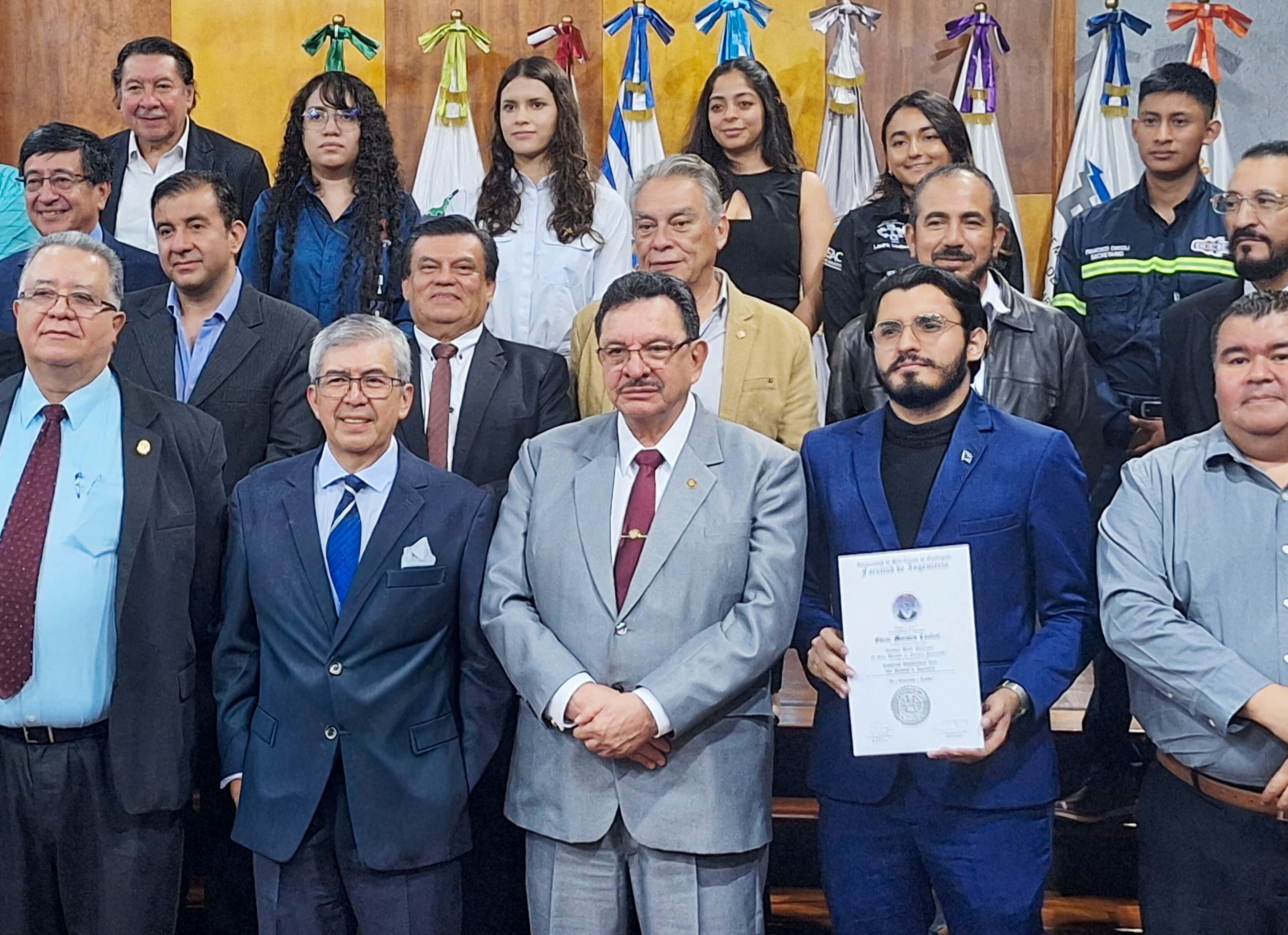 Oscar Morales Cuellar recibe reconocimiento al mérito por la USAC y la Facultad de Ingeniería
