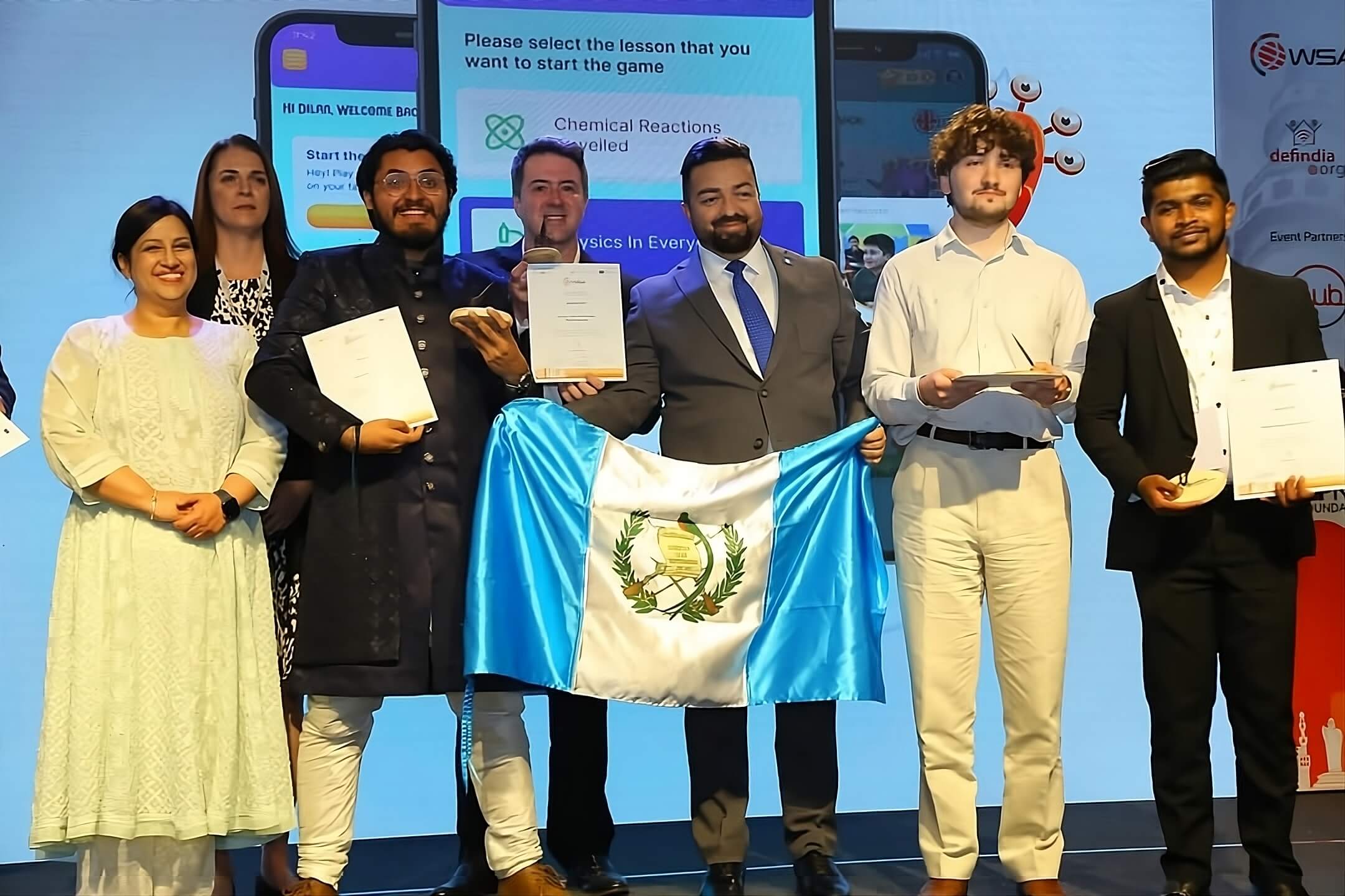 Oscar Morales Cuellar como ganador del World Summit Award con Tecsify