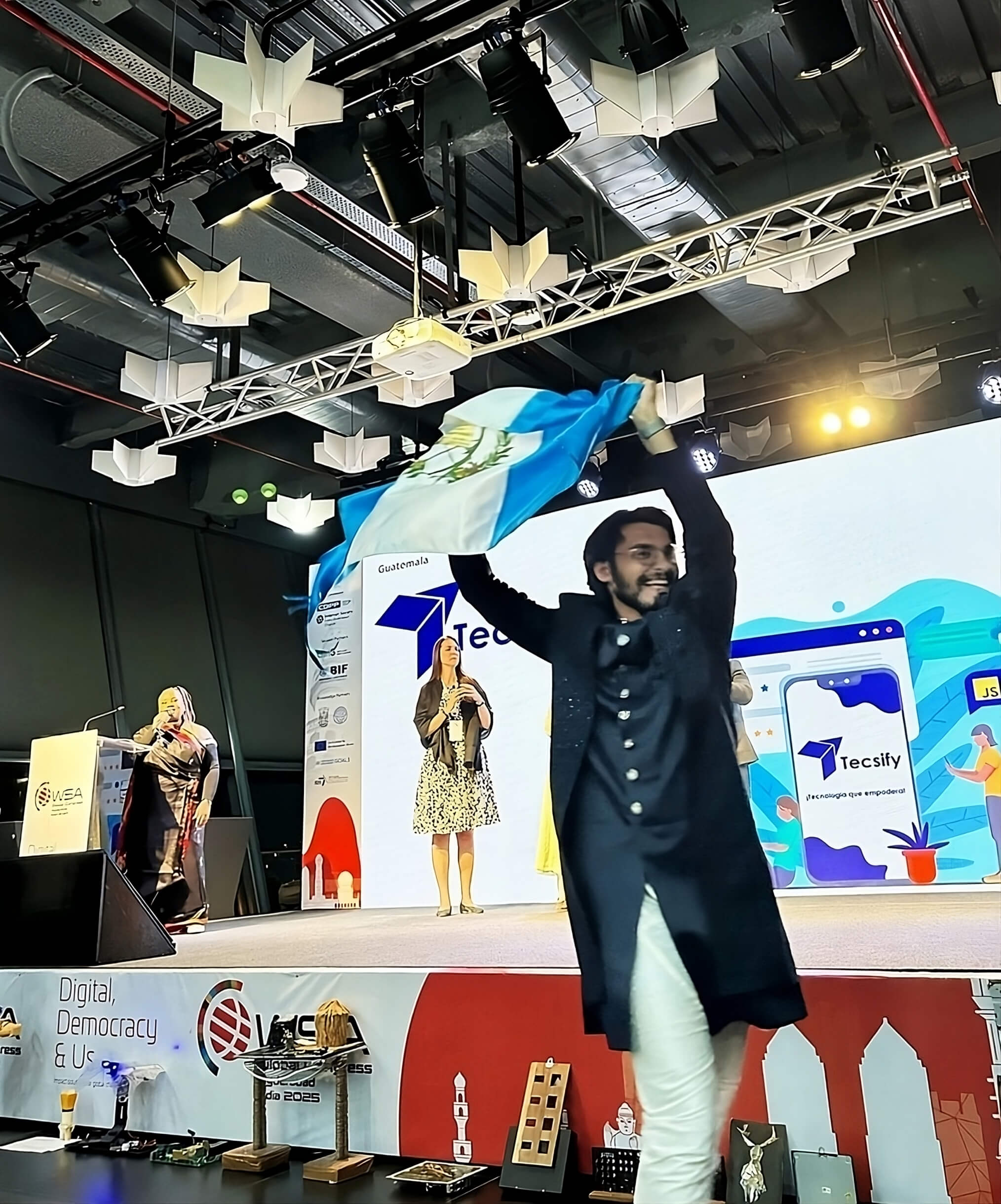 Oscar Morales Cuellar firmando alianza estrategica de tecsify con el CONCYT del gobierno de Guatemala